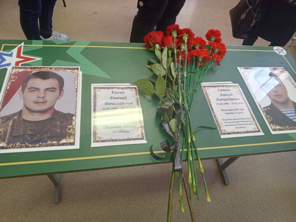  📷    В Абдулино открыли Парты Героев в честь Евгения Килина и Алексея Савинова Андрей Севостьянов