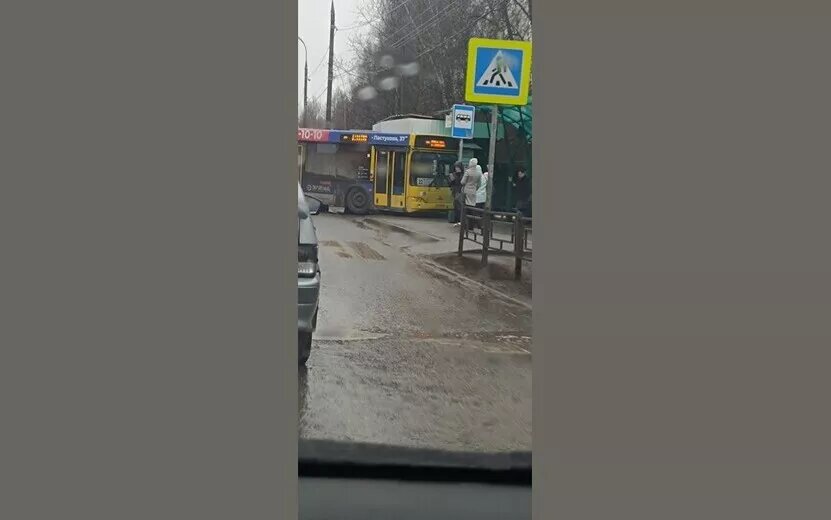    Фотофакт: автобус въехал на остановку возле 1 РКБ