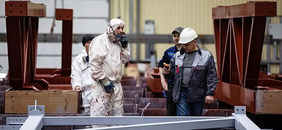 Маляр и контролер ОТК в окрасочном цехе ЗМК Андромета"