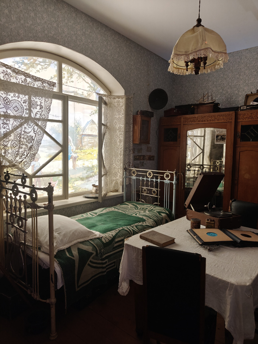 Тонкая грань между мирным солнечным днём и приближающимся ужасом происходящего 