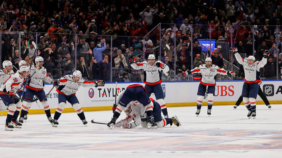     Споткнулся и упал: Овечкин рассказал, что прыгнул на лед после шайбы случайно Adam Hunger/AP/TASS