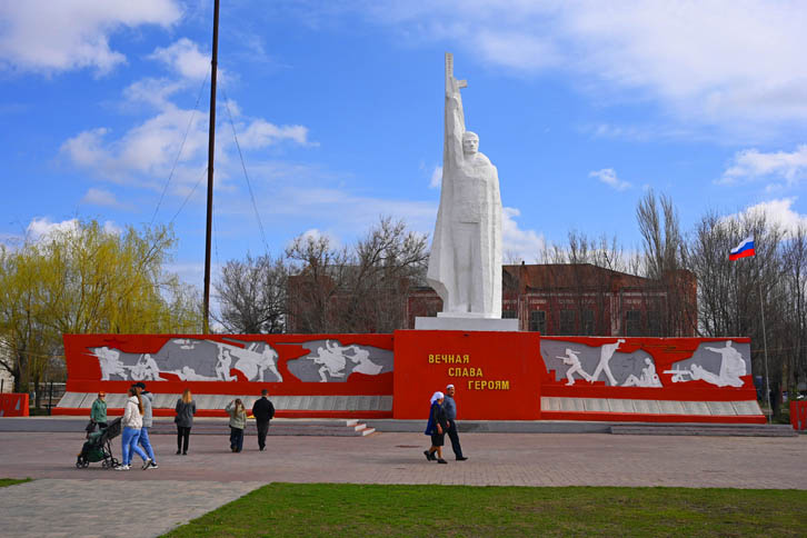 Начался праздник с возложения цветов к монументу героям краснокутцам
