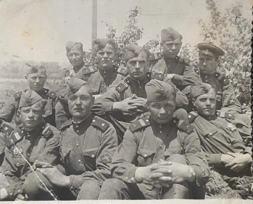 Весна 1945. Николай Трофимович с сослуживцами (в фуражке). Фото: из архива героя публикации