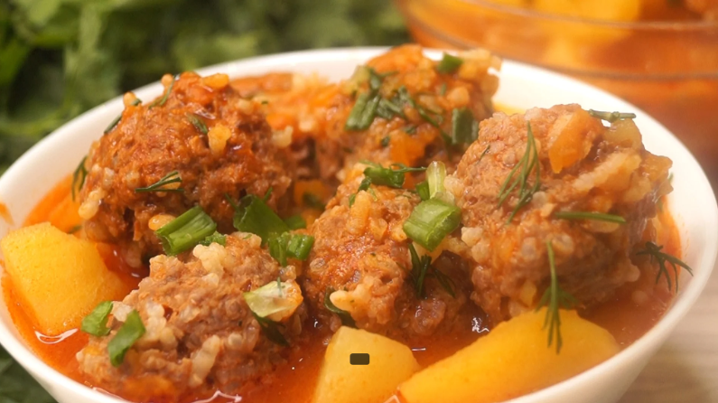 Вариант обеда на каждый день "Три в одном" Получаем сразу и мягкие сочные мясные шарики, и тушеный картофель на гарнир