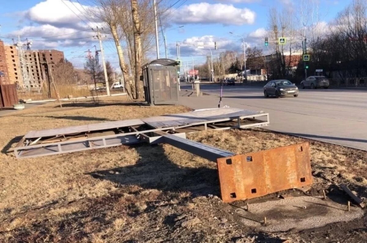    В Красноярске на выходных ветер снес 9 незаконных рекламных щитов