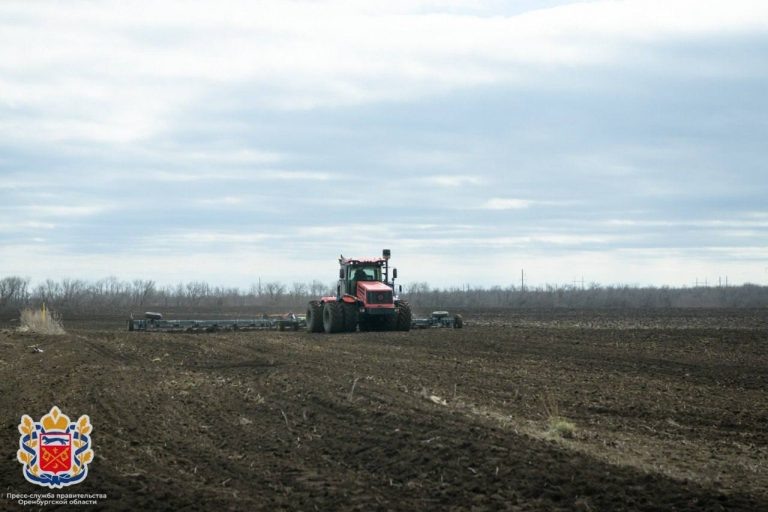    С начала года аграрии Оренбуржья приобрели 233 трактора Оренбуржье