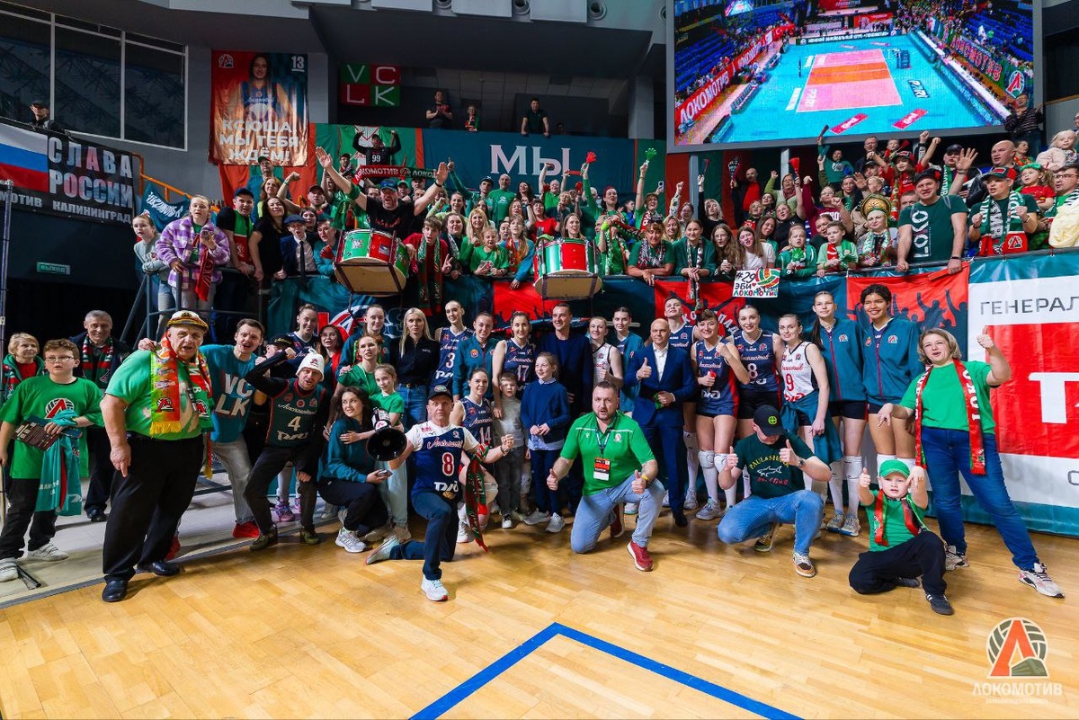 3 апреля. Игроки "Локомотива" празднуют с болельщиками  седьмой подряд выход в финал чемпионата России. Фото: волейбольный клуб "Локомотив" (Калининградская область)