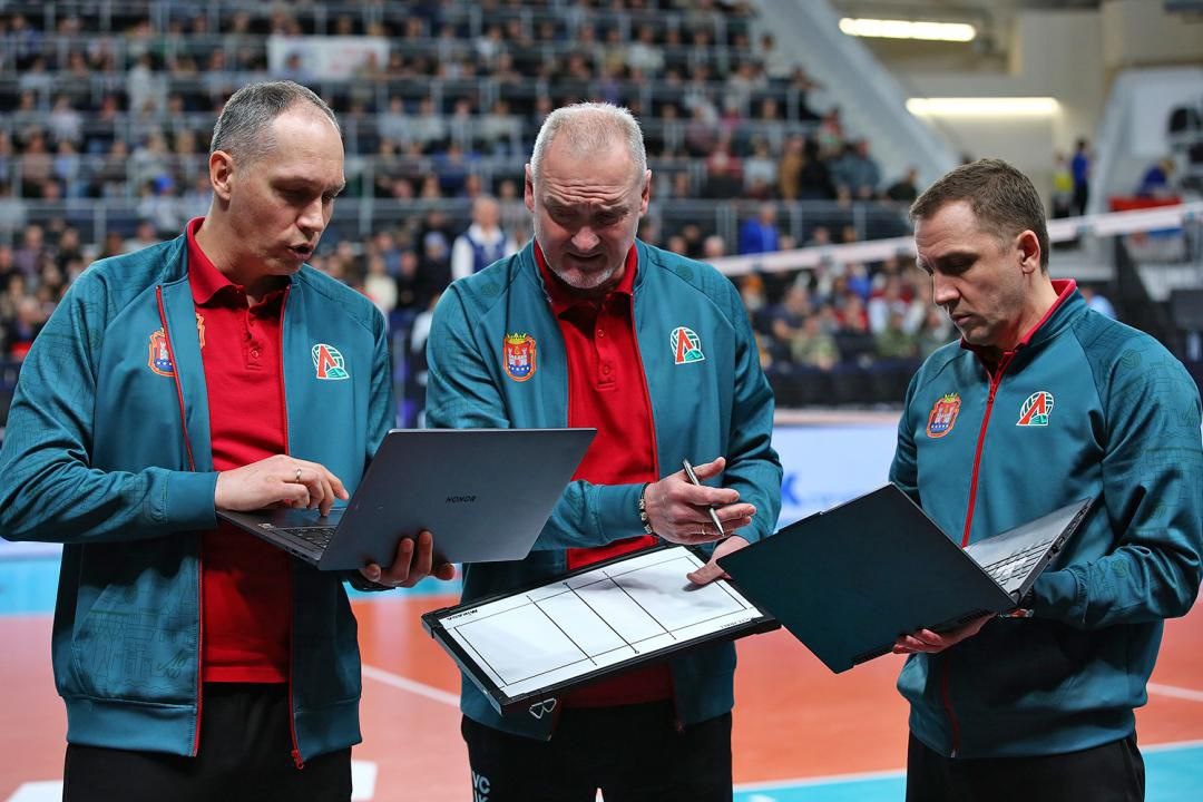 После возвращения в "Локомотив" Андрея Воронкова (в центре)  ждал сложный и коварный этап создания новой команды. Фото: волейбольный клуб "Локомотив" (Калининградская область)