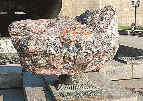 Глыба родонита в Историческом сквере. Так она выглядела до чистки