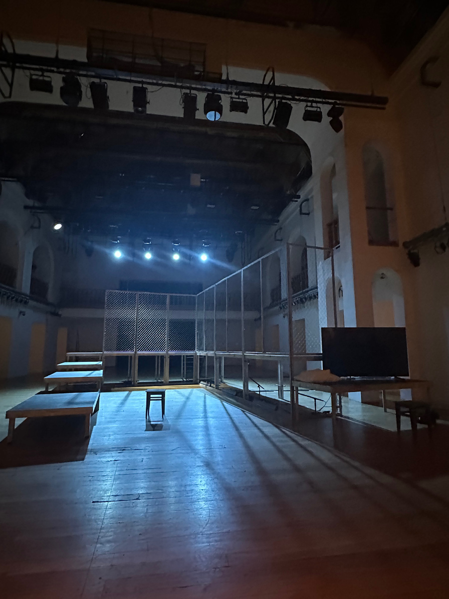 Сценография. Спектакль «Медея». Гастроли. Саратовский театр юного зрителя имени Ю. П. Киселёва на сцене театра «Школа драматического искусства». Фото автора.