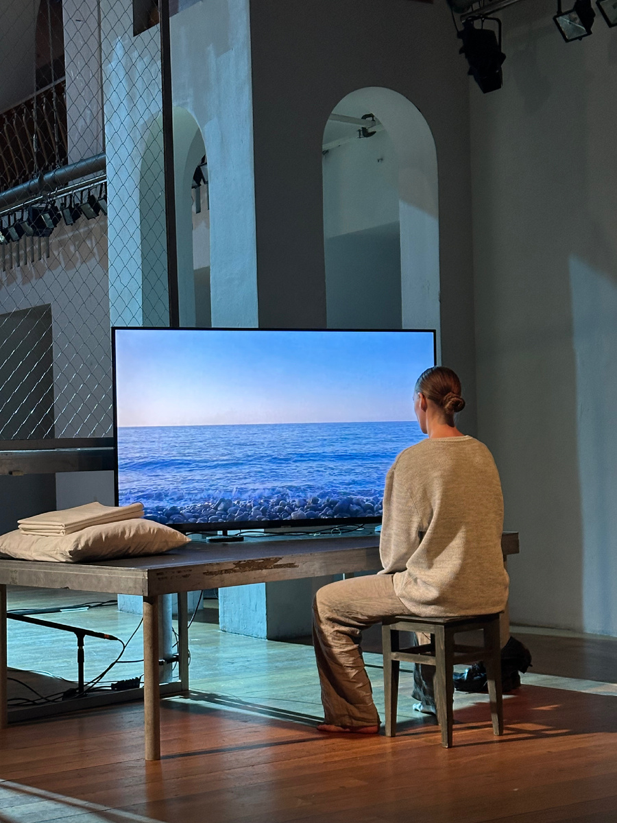 Сцена из спектакля  «Медея». Гастроли. Саратовский театр юного зрителя имени Ю. П. Киселёва на сцене театра «Школа драматического искусства». Фото автора.