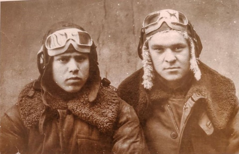    1944 год. Польша. Евгений Сильвестров (справа) с боевым товарищем. Фото - Госархив Кузбасса, фотоальбом "Была война... Была Победа".