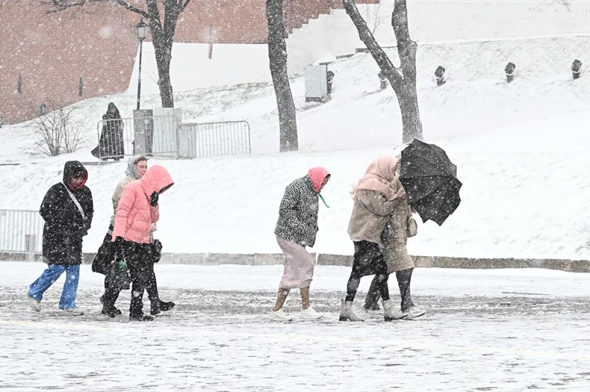    В течение воскресенья Москву и Подмосковье заносило снегом.