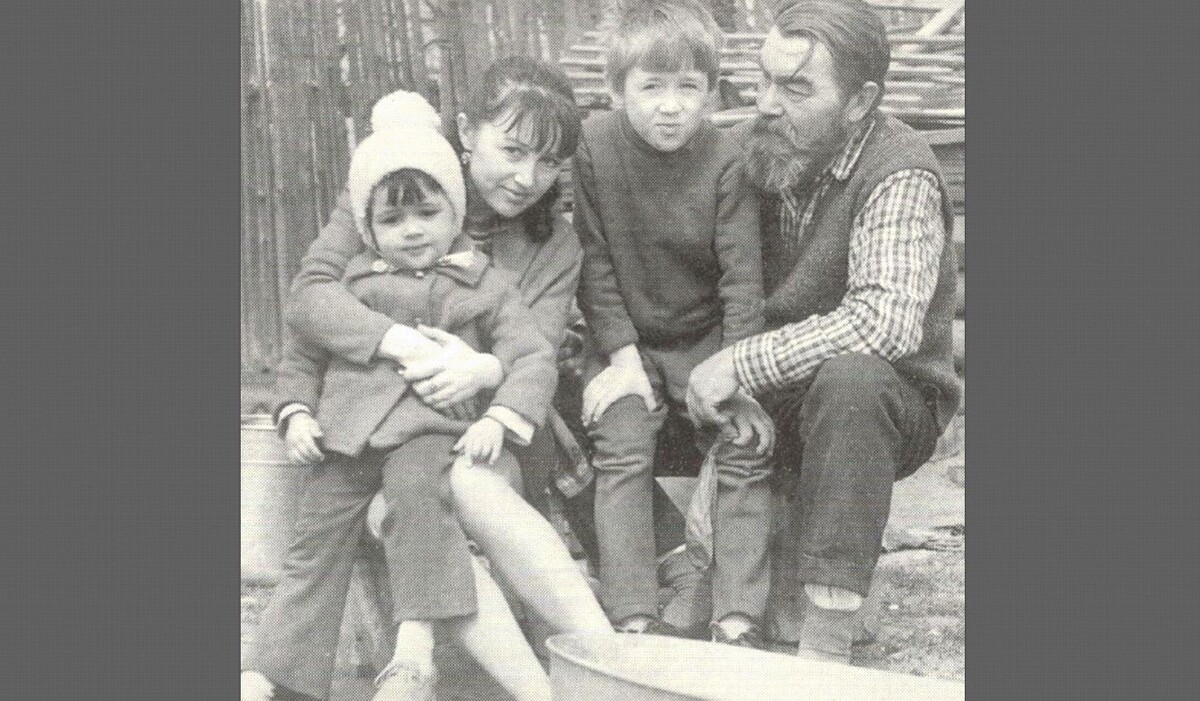 Анастасия с матерью, братом и дедом