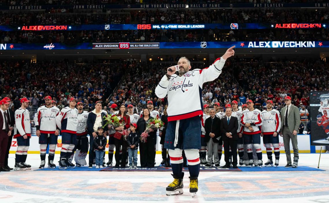 Сразу после рекордного гола Александру Овечкину была устроена специальная церемония во время матча "Айлендерс" - "Вашингтон". Фото: НХЛ