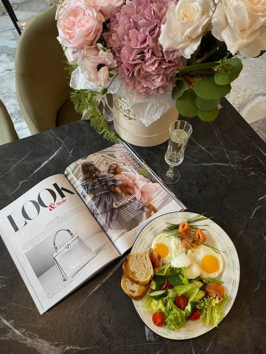 На фотографии изображен завтрак: яичница с лососем,
творожным сыром и овощами.