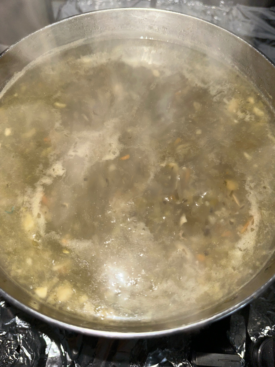 Кипят щи запах на всю кухню . Внимание содержимое пакета очень соленое , состав натуральный - капуста , морковь и соль - ВСЕ! Я добавила еще 5 молочных сосисек домашнего приготовления и грамм 200 краковской колбасы . Добавила два листика лаврового листа и черного перца . Проварила еще минут 10/15 и закрыла крышку . Эти щи готовятся в Костроме по старинному рецепту , для них подходят только нижние самые грубые листья белокочанной капусты . Многие люди обожают вкус таких щей и вспоминают своих бабушек которые сами готовили крошево в зиму . Вот и я решила приготовить такие щи . 