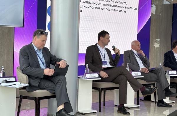 На фо­то в цен­тре: на­чаль­ник служ­бы ИТ ФГУП "Кос­ми­чес­кая связь" (ГП КС) Па­вел Та­тарен­ко (фо­то ComNews)