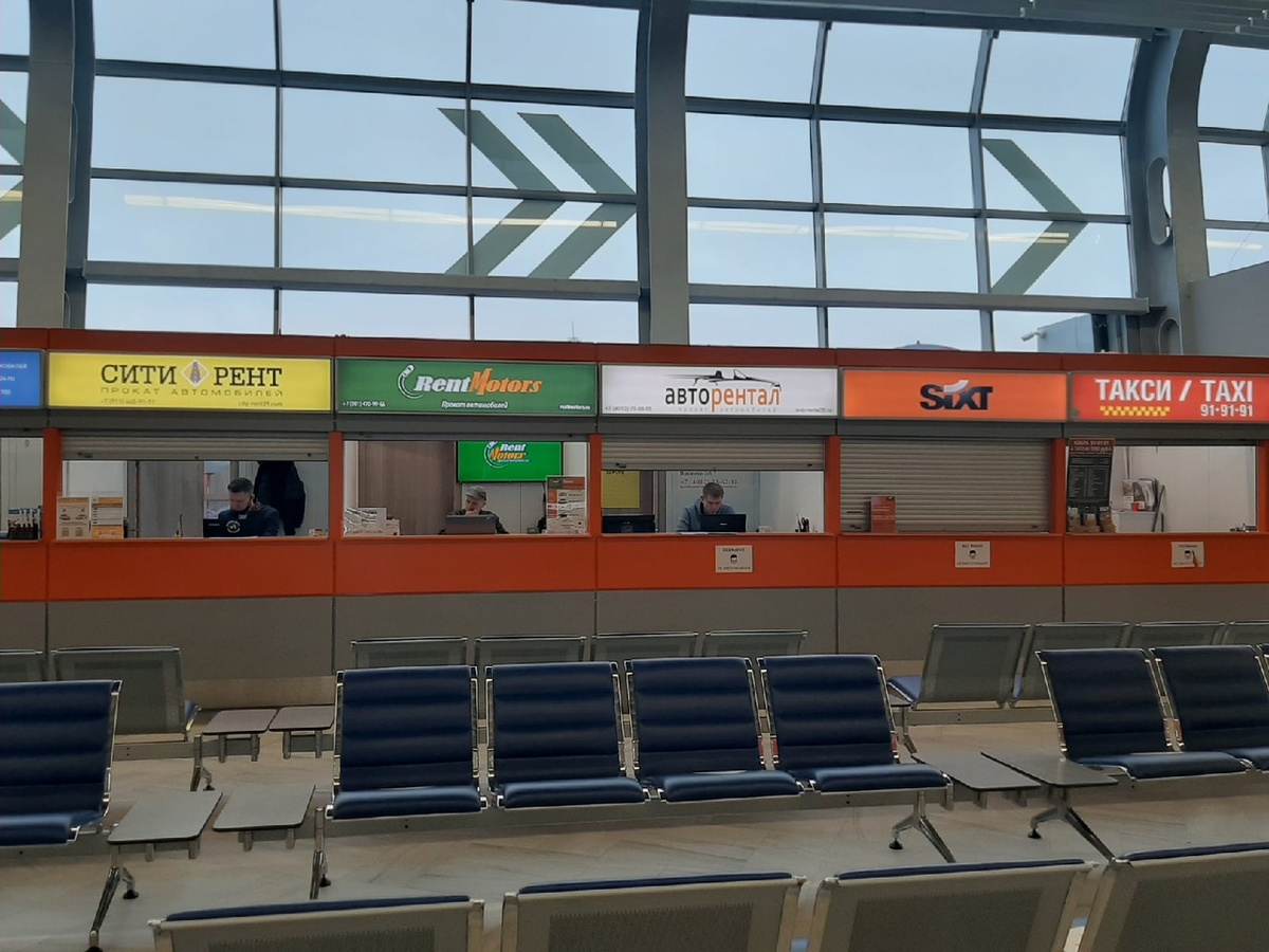 Стойки аренды автомобиля в аэропорту, вызова такси