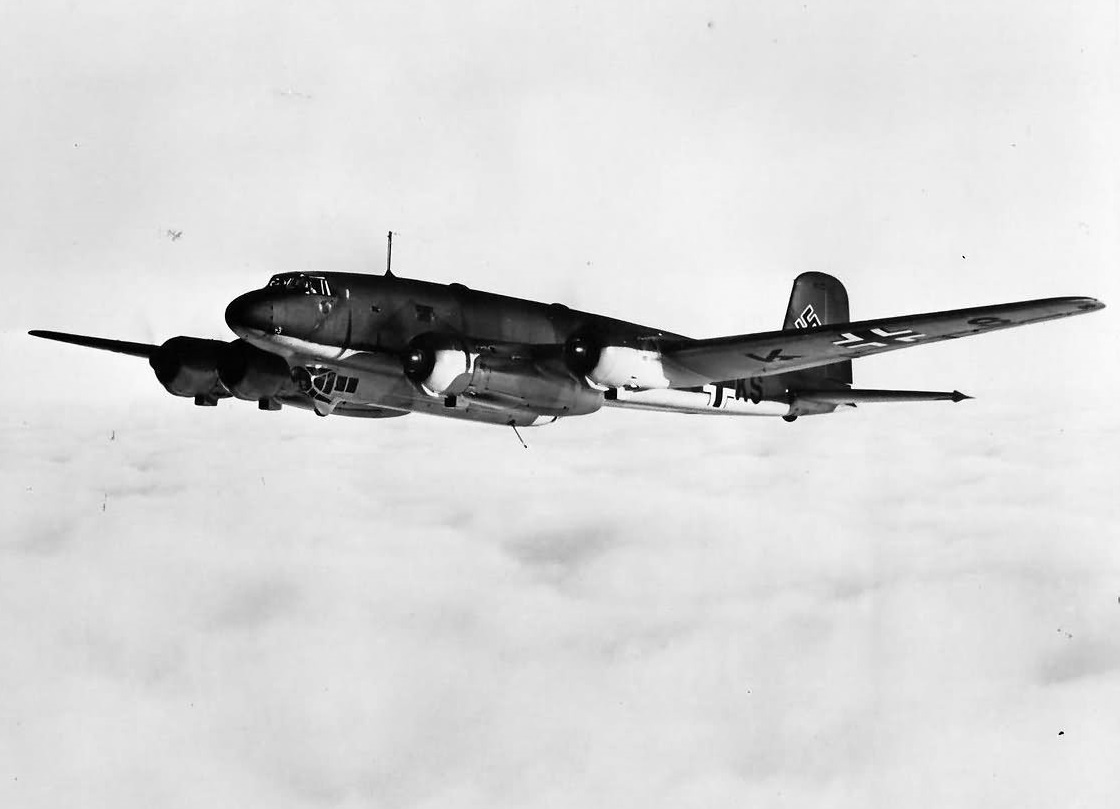 вооруженный дальний самолет-разведчик Fw 200 Condor, описанный Уинстоном Черчиллем как «Бич Атлантики». Снимок war-book.ru