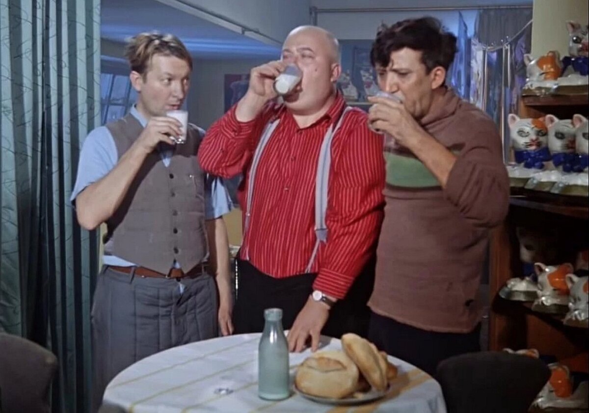 В галерее – кадры из комедий СССР Гайдая «Операция "Ы"…» и «Кавказская пленница…»