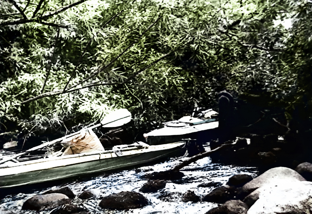 1/2 Наши байдарки - Салют сзади, Таймень впереди