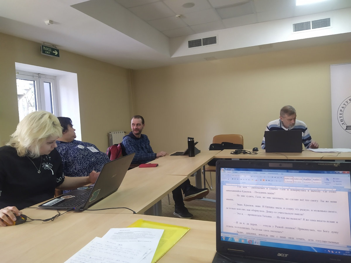 Идёт очередное обсуждение. Слева направо: Ирина Юсупова, Оксана Останина, Андрей Семизаров. За "режиссёрским пультом" - Александр Громов (с) Фото: Н. Остапцов