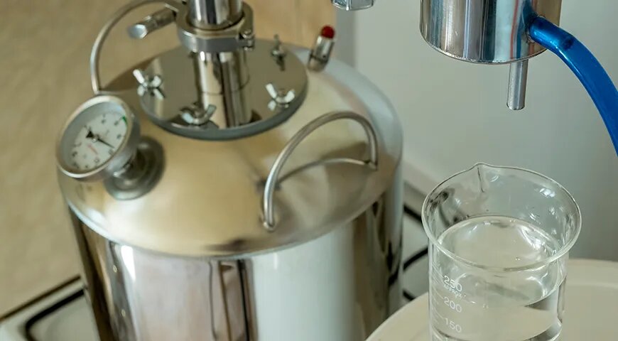   При нагревании браги, состоящей из воды и спирта, спиртовые пары конденсируются обратно в жидкость (Shutterstock/FOTODOM)