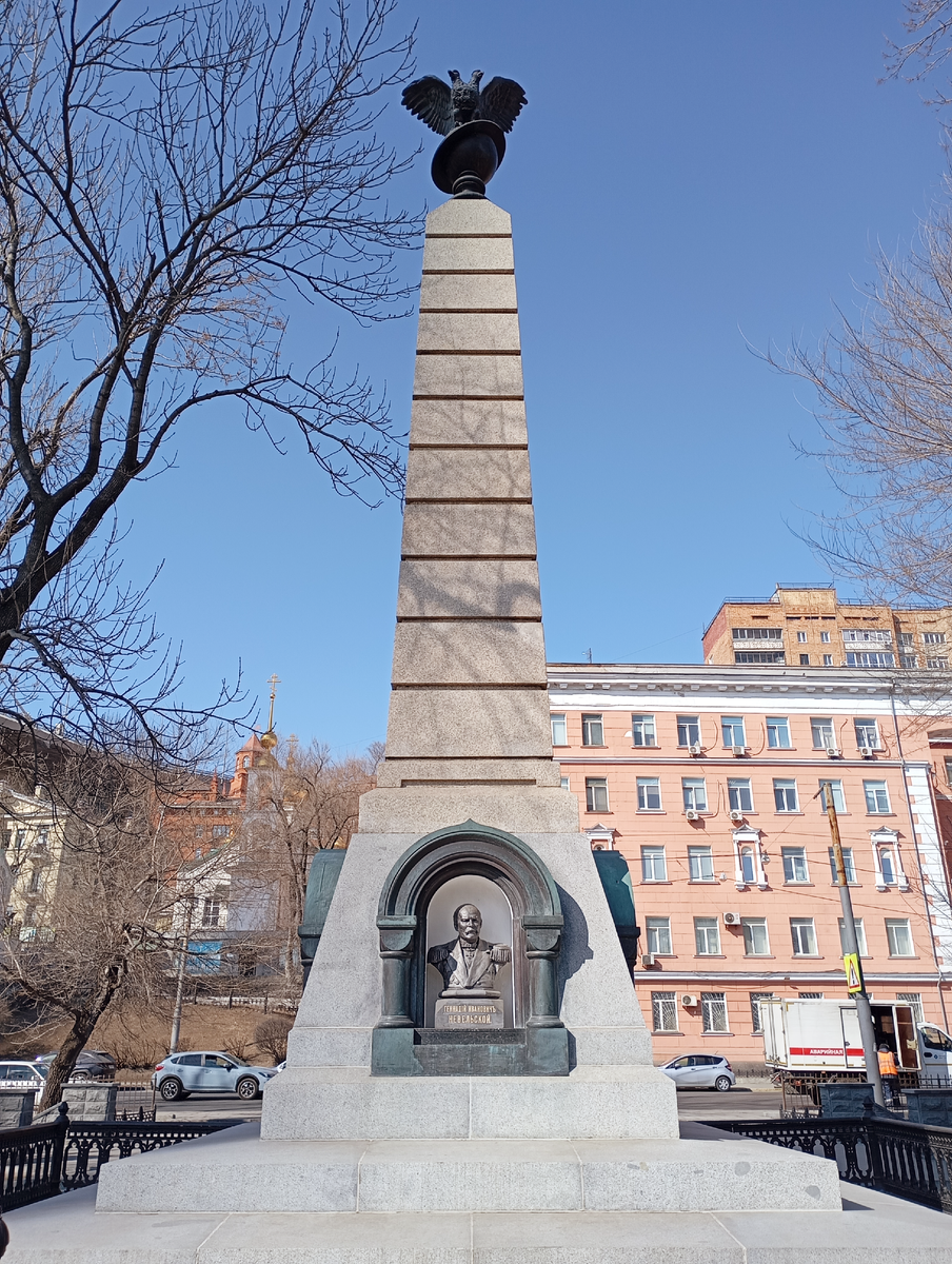 Памятник Г.И.Невельскому. Фото автора.