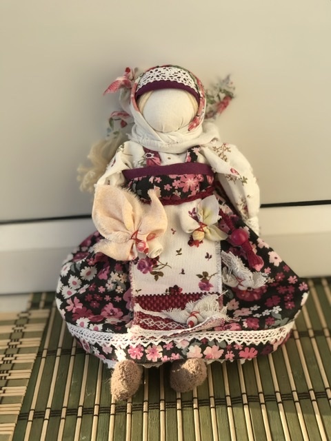 Женская фигурка «Благая весть». Изготовлена Васильевой Элиной. 2025 год