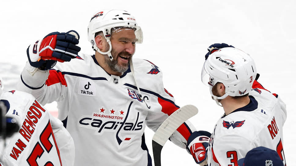 Александр Овечкин (слева) и его одноклубник Мэтт Рой.📷Фото: Geoff Burke-Imagn Images / Reuters