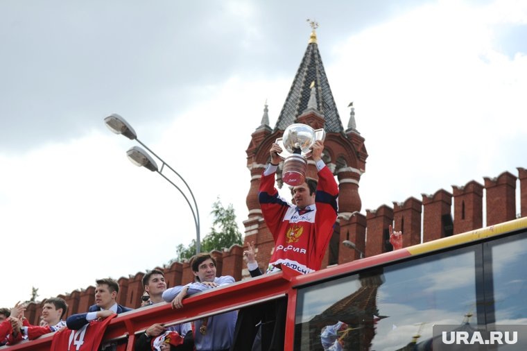    Владимир Путин лично поздравил российского хоккеиста Александра Овечкина с рекордом по забитым шайбам