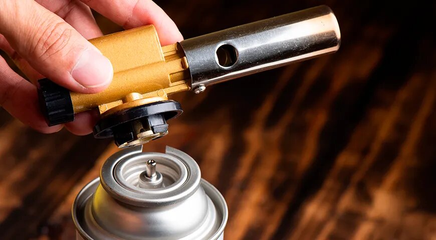   Чтобы зафиксировать горелку на газовом баллоне, аккуратно поверните ее до щелчка (Shutterstock/FOTODOM)