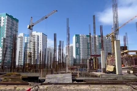     Рабочие завершают возведение стен подвального этажа новой школы в «Тихих зорях» в Красноярске