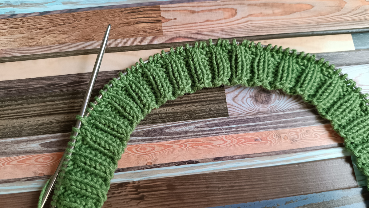 Начало процесса, отвязана резинка и пара рядов основного узора.