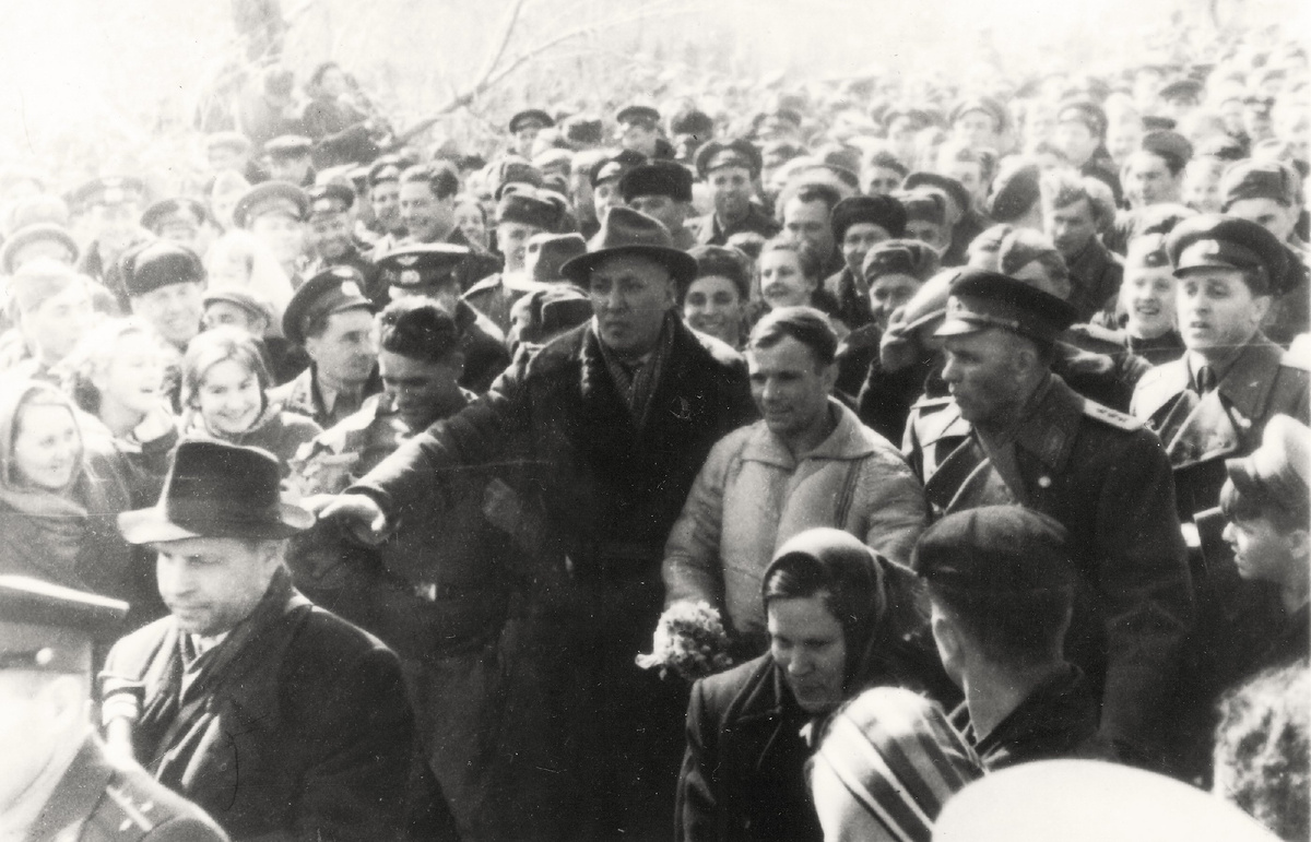 Юрий Гагарин покидает авиабазу в Энгельсе, 12 апреля 1961 года