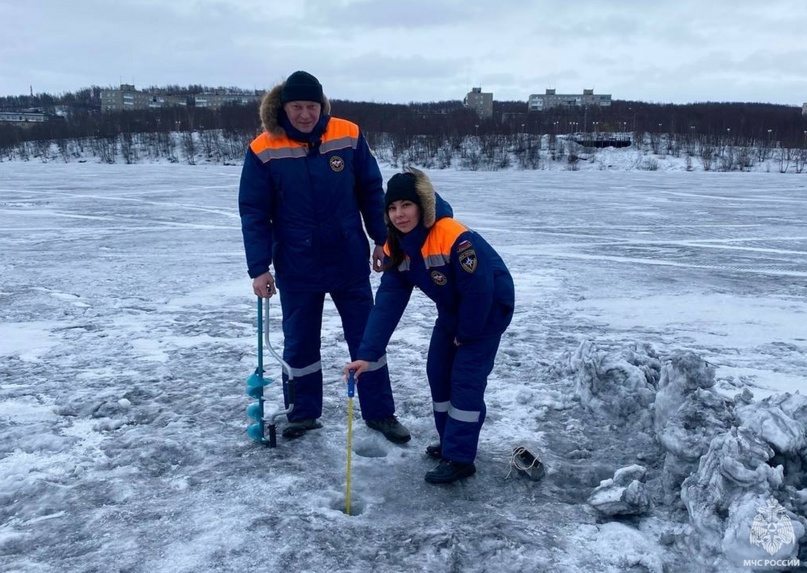 Инспекторы Центра ГИМС Главного управления МЧС России по Мурманской области измеряют толщину льда