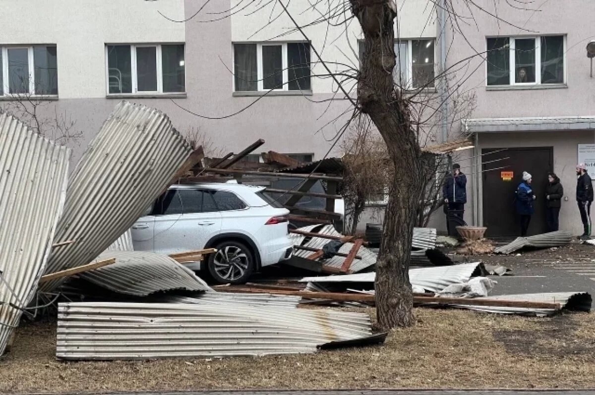   Крышу сдуло у общежития СФУ на правом берегу Красноярска.
