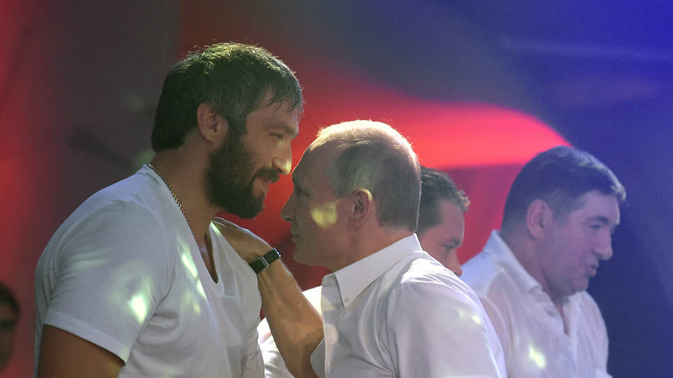 Хоккеист Александр Овечкин (слева) и президент России Владимир Путин (в центре) на международном турнире по боевому самбо (август 2017 года).📷Фото: Глеб Щелкунов / Коммерсантъ