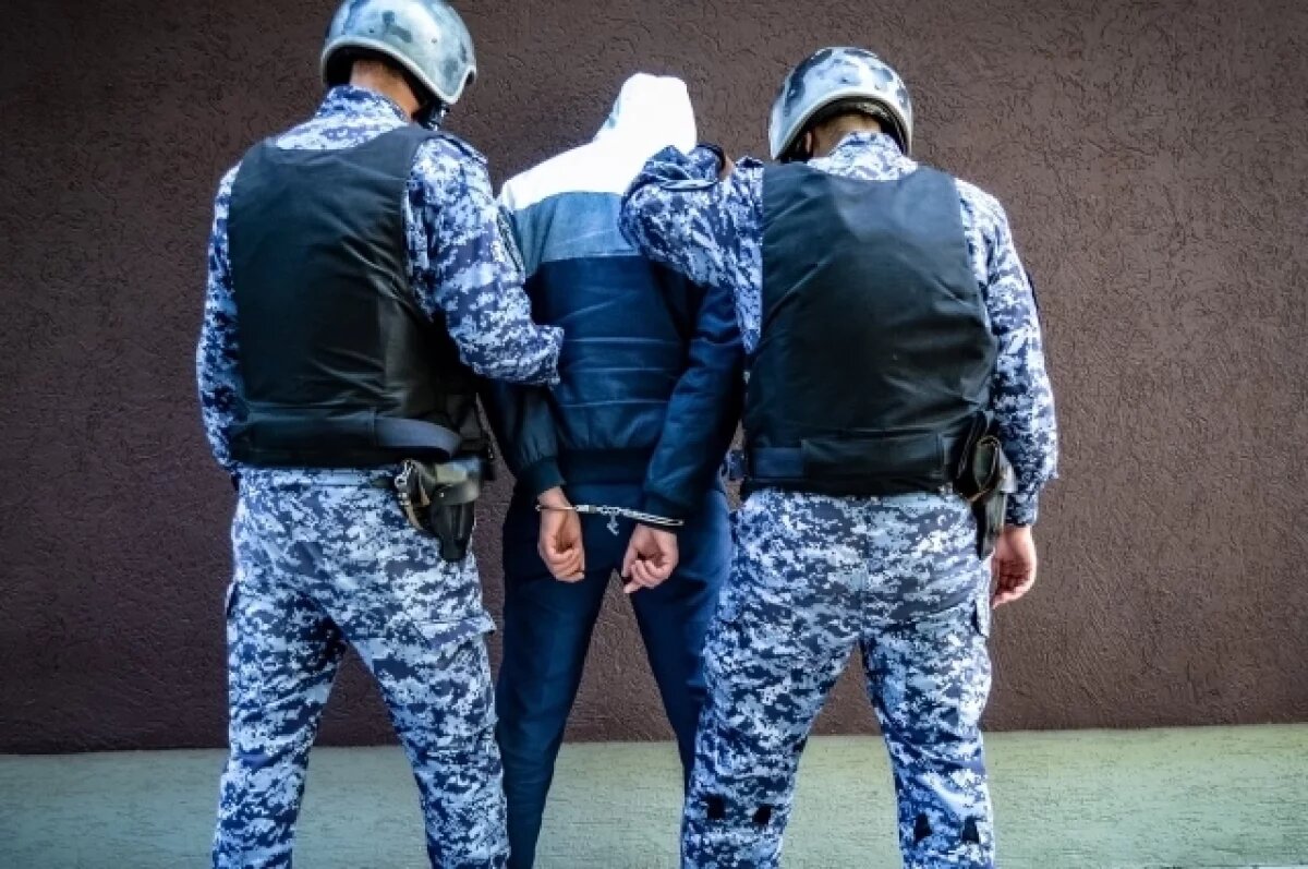    Неадекватного пьяного мужчину с коробкой задержали в школе Екатеринбурга