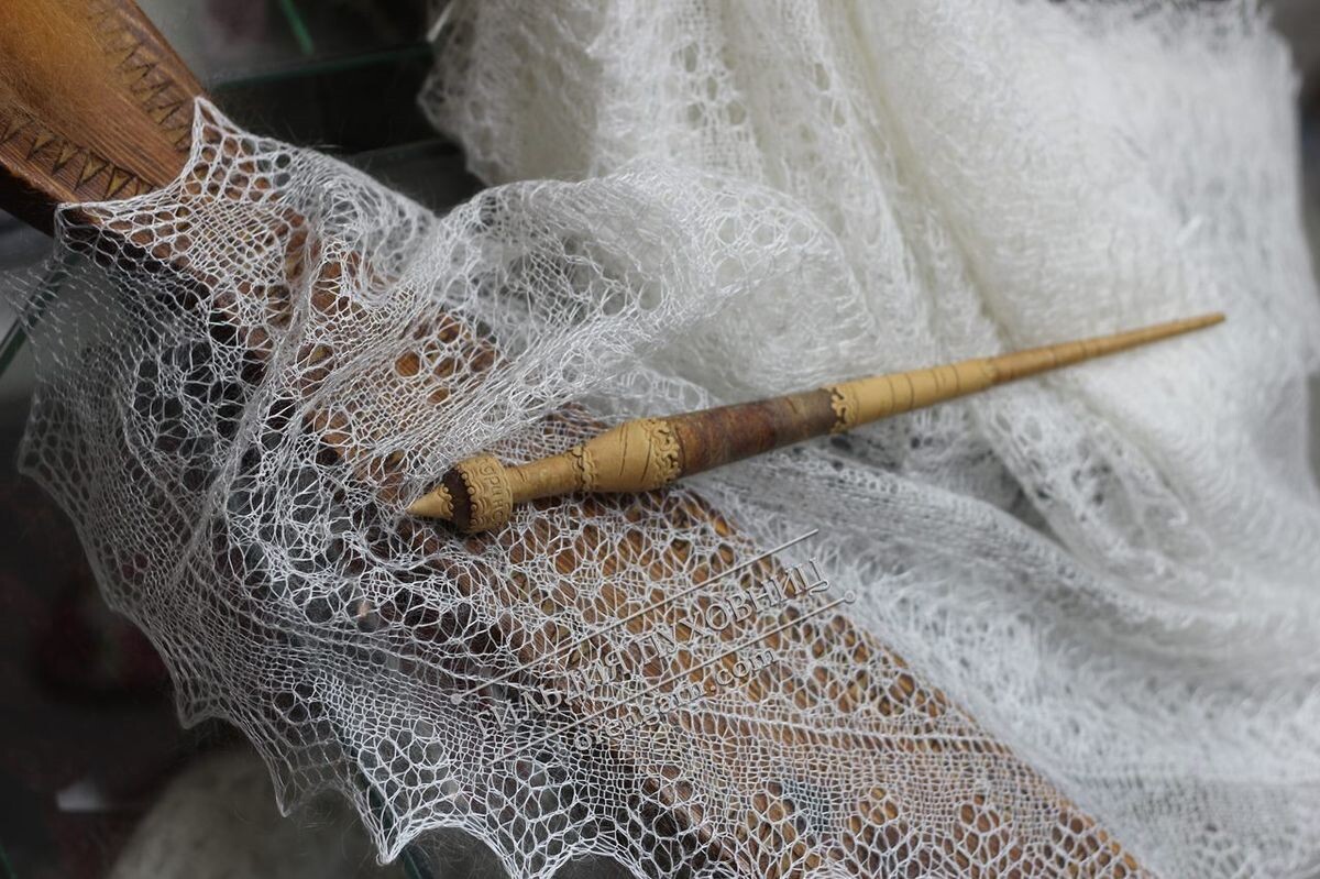 Все всё понимают в глубине души. Да, это тонкие, уникальные, фактически кутюрные вещи. Но у нас слишком плотные ассоциации с ними, и все они из очень отдаленного прошлого. Чтобы включить в современный гардероб, нужны "проводники" и "переходники" для подключения.  