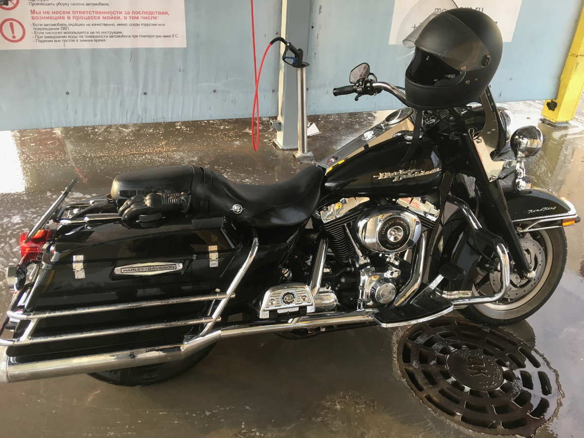 Это мой бывший роуд кинг. До сих пор хочу себе такой же, только на более мясистом моторе. Это, наверное, лучший мотоцикл в мире. Хотя, почему – наверное? 