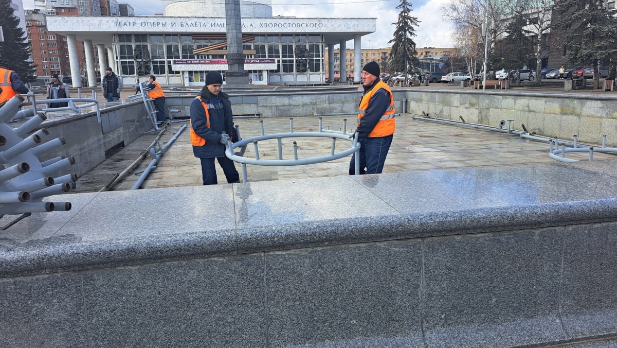     В Красноярске начали готовить к новому сезону городские фонтаны