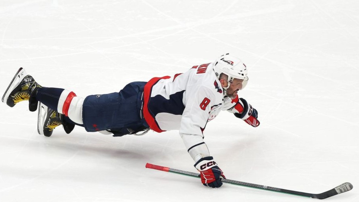 Александр Овечкин прыгнул на лёд и прокатился по нему на животе