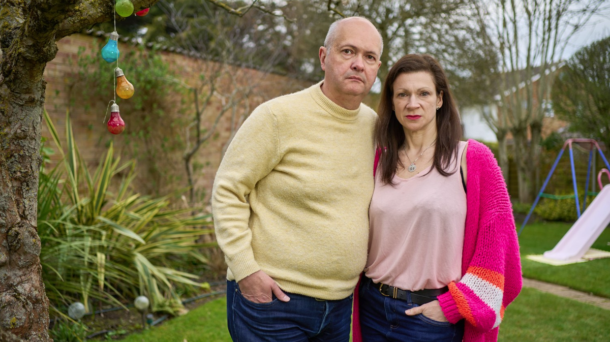 Макси Аллен и Розалинд Левин были арестованы по подозрению в домогательствах, злонамеренных сообщениях и причинении неудобств на территории школы © SIMON JACOBS FOR THE TIMES