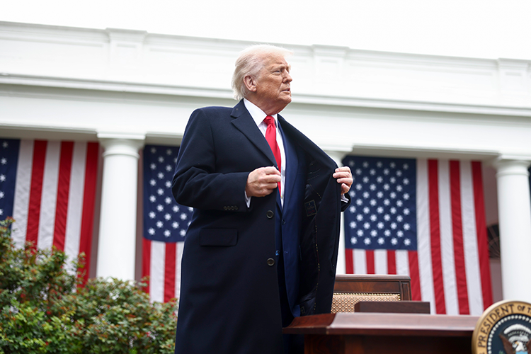    Дональд Трамп: «Я не хочу, чтобы что-то падало, но иногда приходится принимать лекарства, чтобы что-то исправить».   
Фото: © Jim LoScalzo- Pool via CNP / Consolidated News Photos / www.globallookpress.com