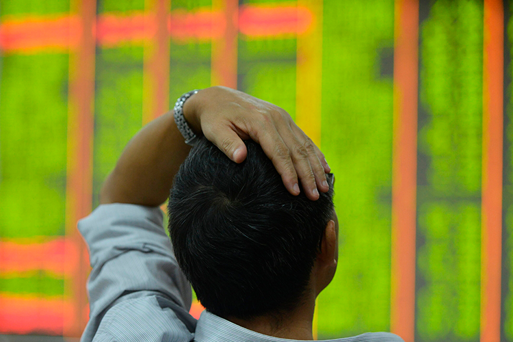    Фондовые рынки обрушились до уровней кризиса 2008 года из-за пошлин США, фиксирует в понедельник издание Financial Time.   
Фото: © Cfoto / Keystone Press Agency / www.globallookpress.com