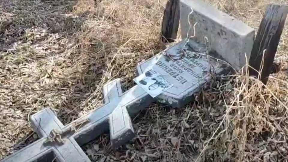 На Алтае полицейские задержали подростков, которые надругались над могилами ветеранов