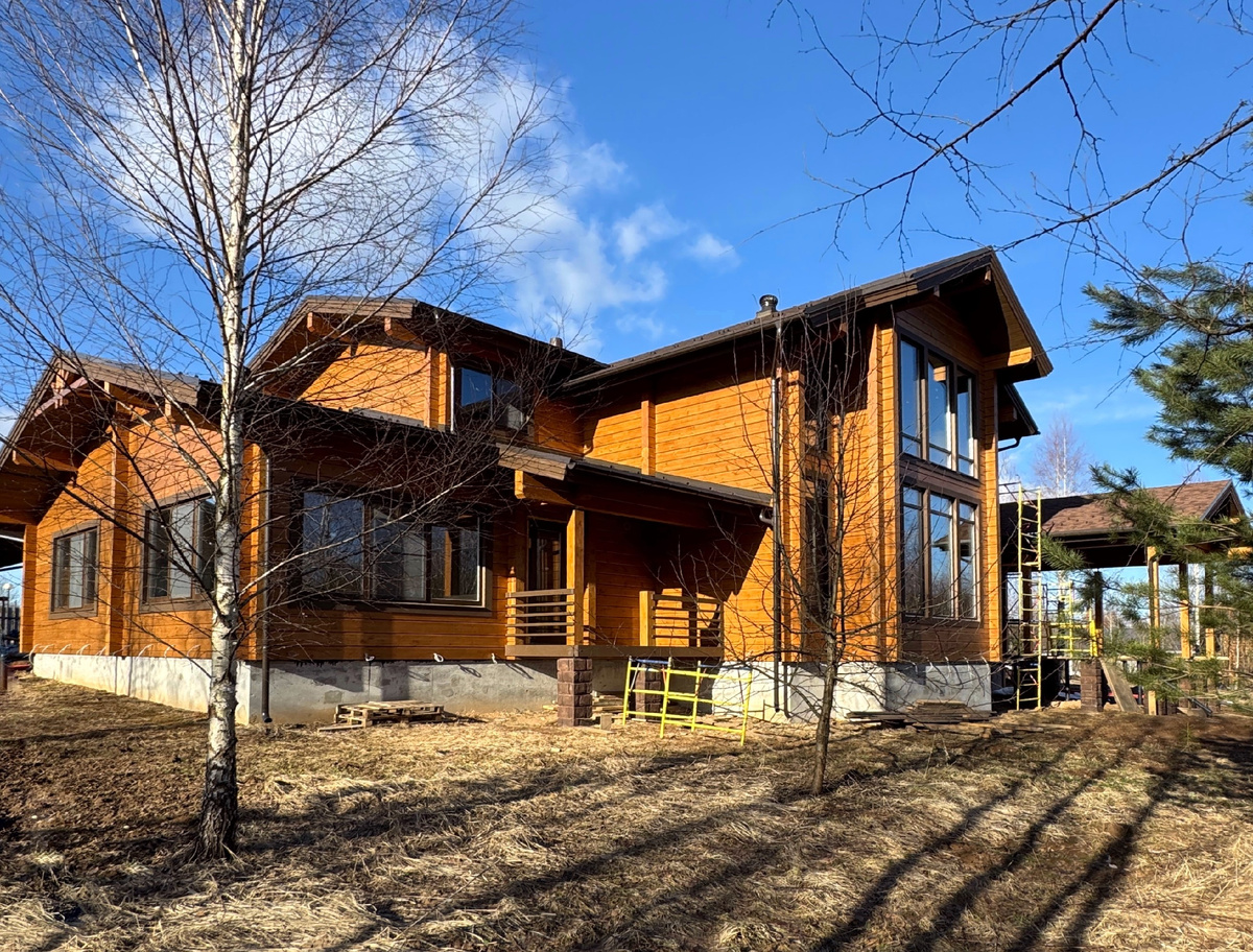 Вид на хозяйскую часть дома на первом этаже: спальня с выходом на террасу и на участок и кабинет