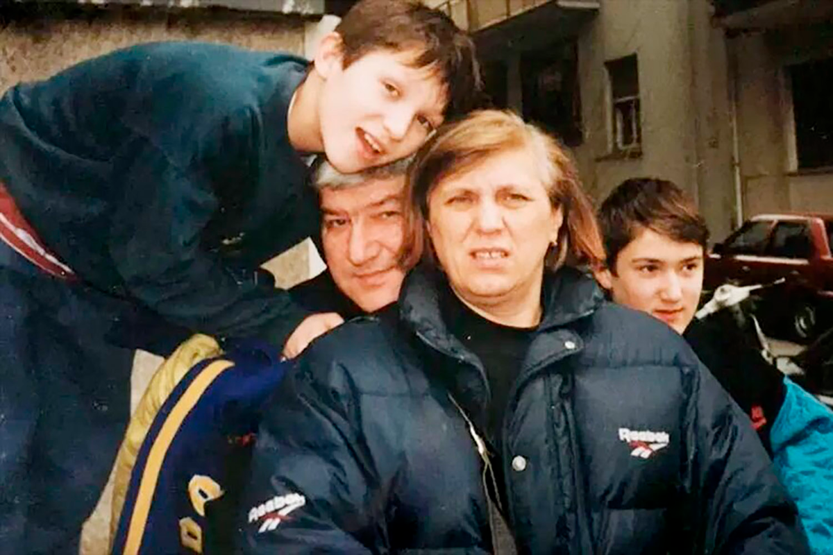 Александр с родителями·DR